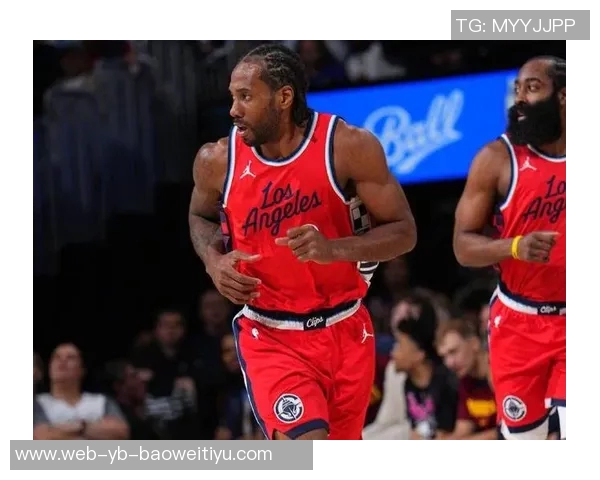 莱昂纳德半场状态火热三分球连中五记砍下18分助球队争胜 莱昂纳德半场状态火热三分球连中五记砍下18分助球队争胜