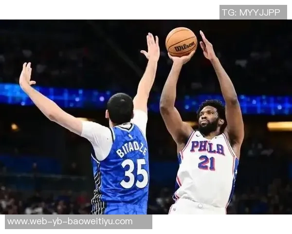 恩比德与鲍尔对决激烈76人半场微弱领先黄蜂三分球大战精彩纷呈 恩比德与鲍尔对决激烈76人半场微弱领先黄蜂三分球大战精彩纷呈